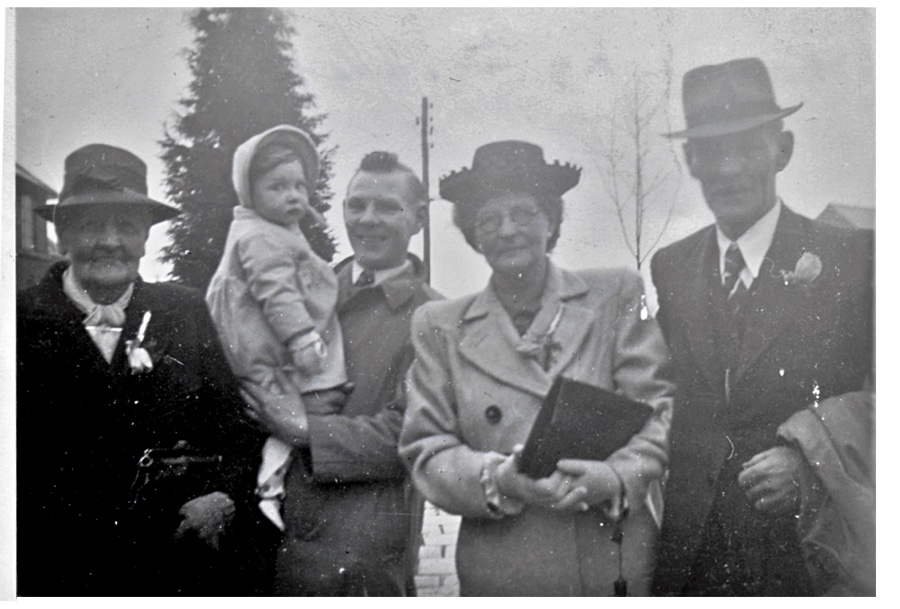 Grandma Dredge and Taylor family 1947